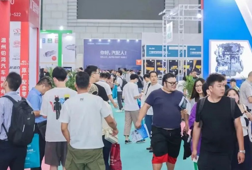 2027年宁波国际汽车零部件及售后市场展览会CAPAFAIR参展商与海外采购商展台洽谈现场