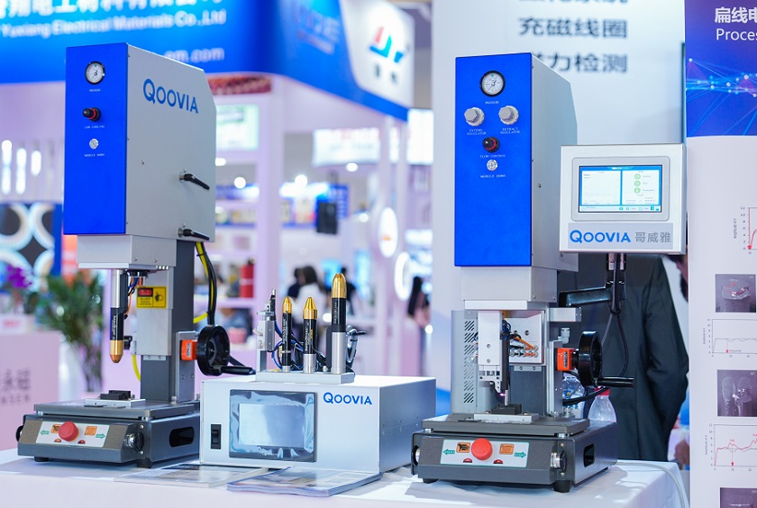 2027年上海国际线圈及电机展览会CWIEME Shanghai参展商与海外采购商展台洽谈现场