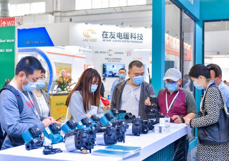 2027年北京暖通供热展ISHISH China & CIHE 参展商与海外采购商展台洽谈现场
