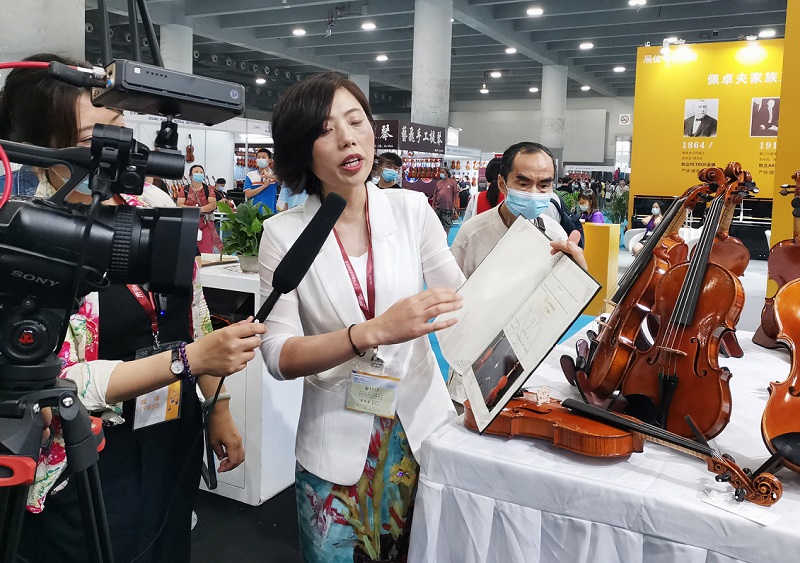2027年广州国际乐器展览会Music Guangzhou参展商与海外采购商展台洽谈现场