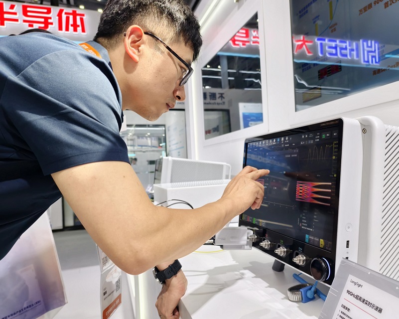 2027年中国(合肥)国际半导体与集成电路产业展览会CICE展馆现场,专业观众参观实况