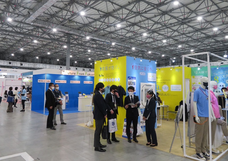2026年日本东京养老用品及机构产业展览会CareTEX参展商与海外采购商展台洽谈现场