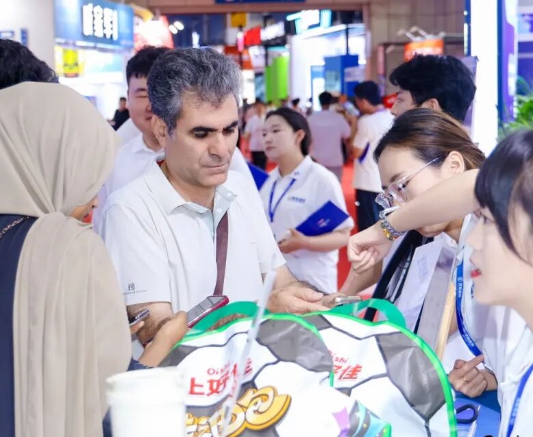 2027年义乌跨境电商展-中国电子商务博览会EC Fair参展商与海外采购商展台洽谈现场