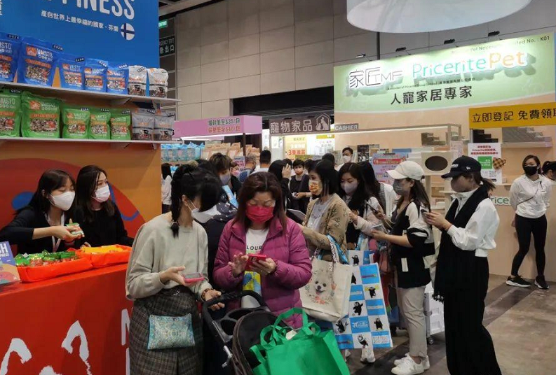 2027年香港国际宠物用品展-香港宠物节CSL参展商与海外采购商展台洽谈现场