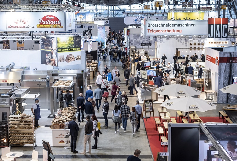 2027年德国斯图加特门窗遮阳展览会R+T Stuttgart展馆现场，专业观众参观实况