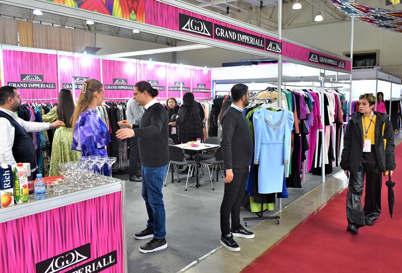 2027年乌兹别克斯坦纺织服装展览会TFT EXPO展馆现场，专业观众参观实况