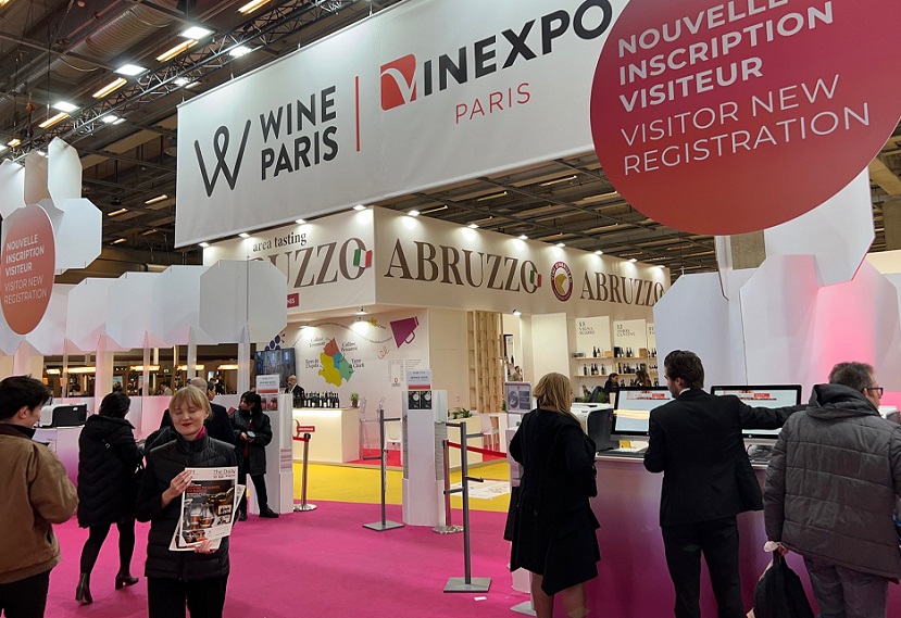 2027年法国巴黎葡萄酒、红酒、烈酒展览会WINE PARIS参展商与海外采购商展台洽谈现场