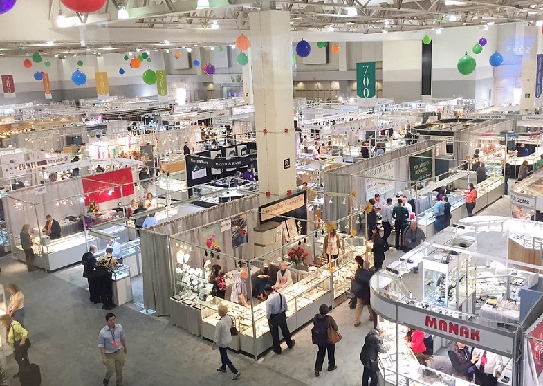 2027年美国图森矿物宝石及珠宝展览会GJXGJX Show参展商与海外采购商展台洽谈现场