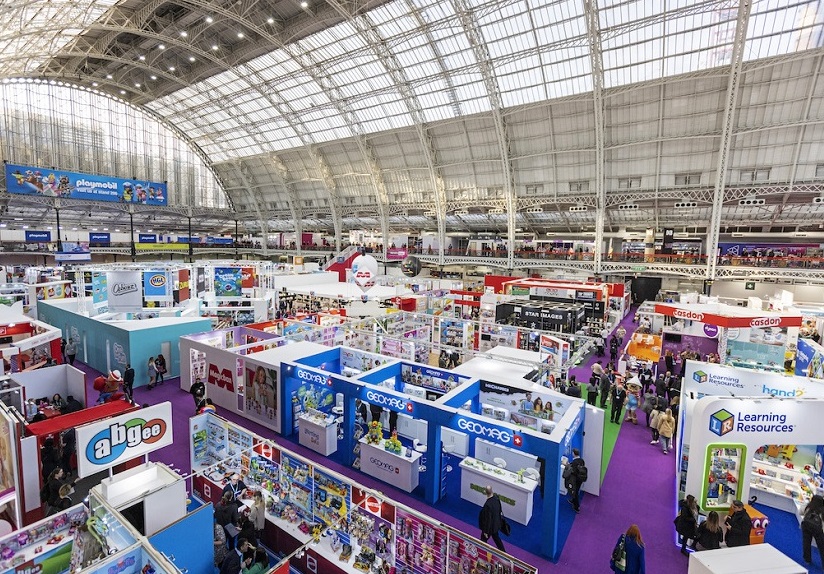 2027年英国伦敦玩具展览会TOYFAIR展馆现场，专业观众参观实况