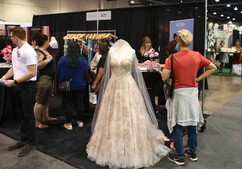 2027年美国拉斯维加斯婚纱礼服展览会Bridal Spectacular参展商与海外采购商展台洽谈现场