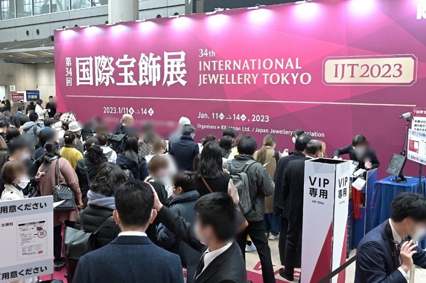 2027年日本东京珠宝首饰钟表展览会IJT展馆现场，专业观众参观实况