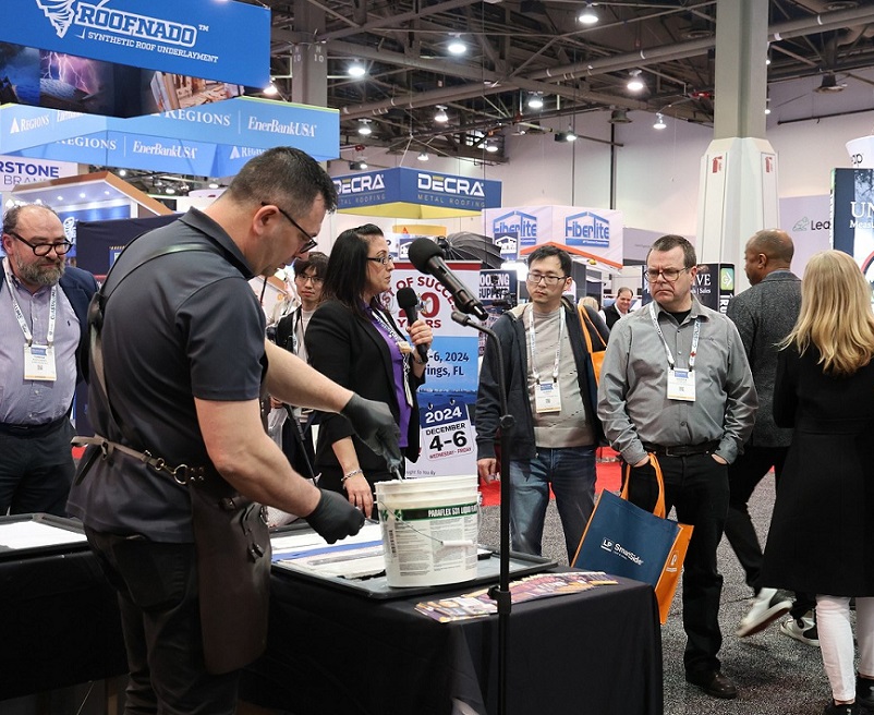2027年美国屋面墙面材料及防水材料展IREInternational Roofing Expo展馆现场，专业观众参观实况