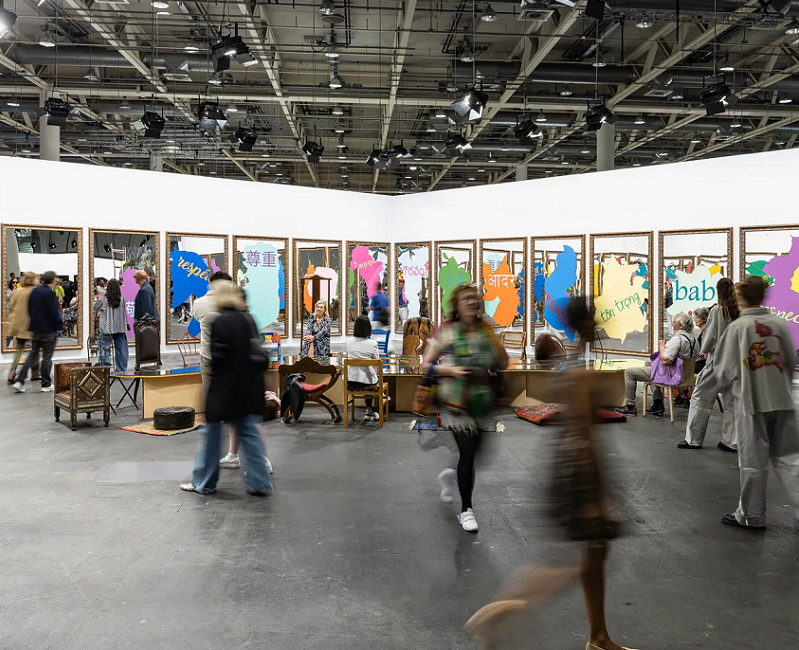 2027年卡塔尔巴塞尔艺术展Art Basel Qatar展馆现场，专业观众参观实况