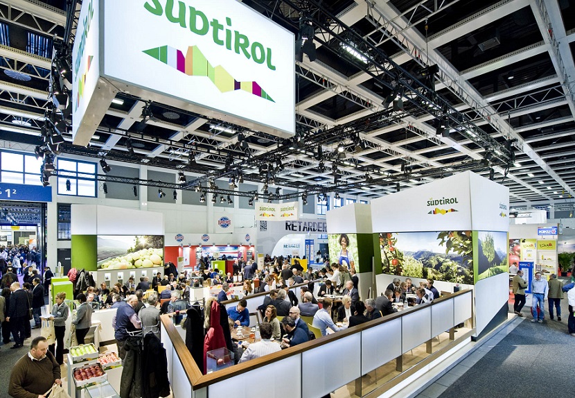 2027年德国柏林果蔬展览会FRUIT LOGISTICA参展商与海外采购商展台洽谈现场