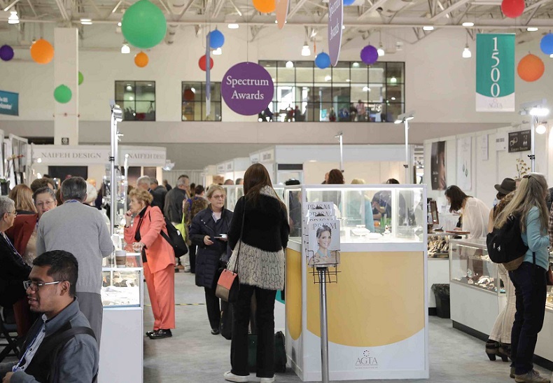 2027年美国图森矿物宝石及珠宝展览会GJXGJX Show展馆现场，专业观众参观实况