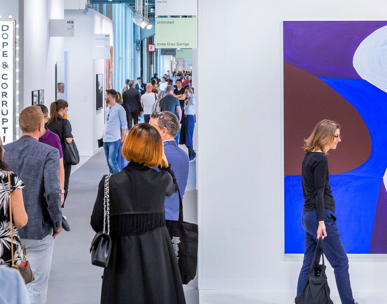 2027年卡塔尔巴塞尔艺术展Art Basel Qatar参展商与海外采购商展台洽谈现场