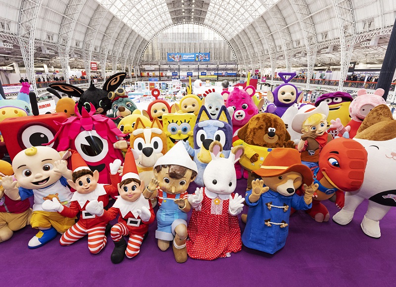 2027年英国伦敦玩具展览会TOYFAIR参展商与海外采购商展台洽谈现场