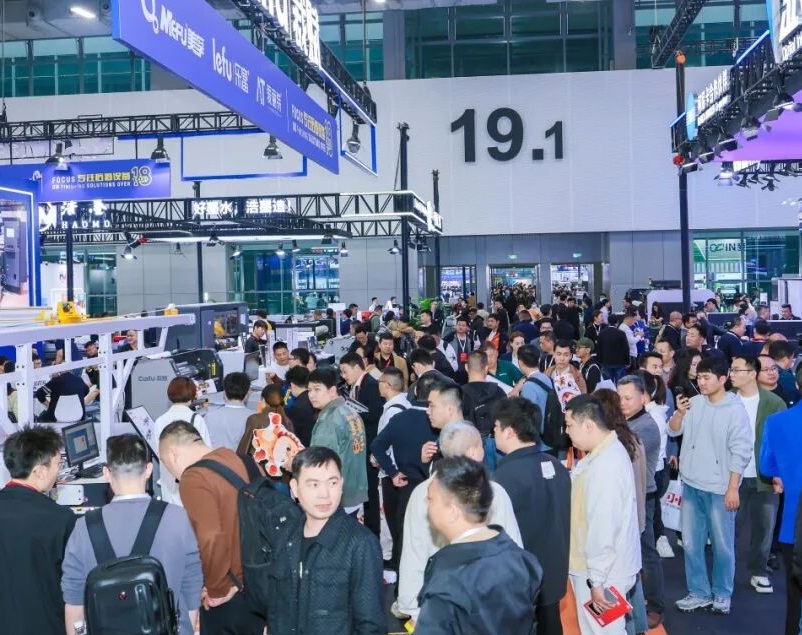 2027年迪培思广州国际广告展DPES SIGN EXPO CHINA展馆现场，专业观众参观实况