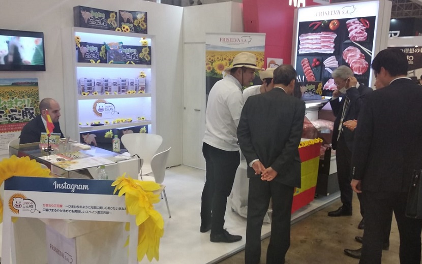 2027年日本零售及商超展览会SMTS参展商与海外采购商展台洽谈现场