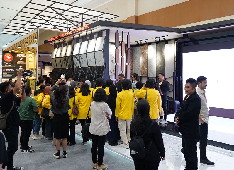 2026年印尼雅加达陶瓷展览会KERAMIKA参展商与海外采购商展台洽谈现场