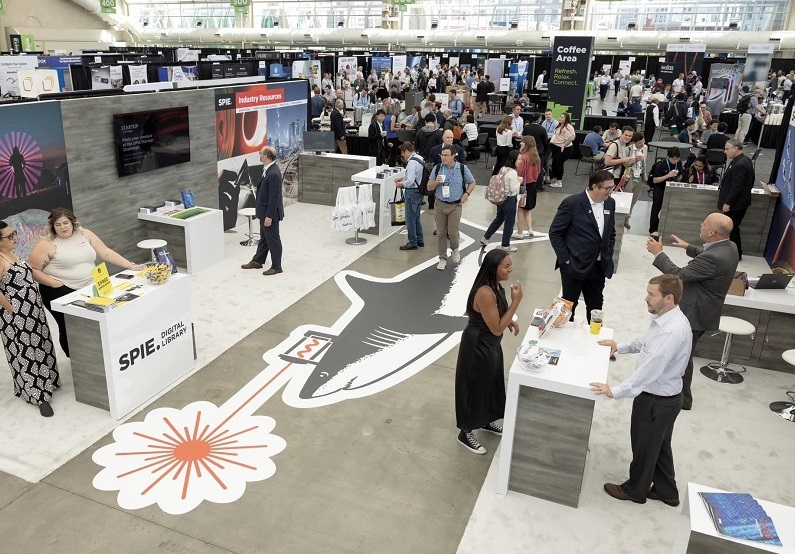 2027年美国旧金山西部光电展览会SPIE Photonics West展馆现场，专业观众参观实况