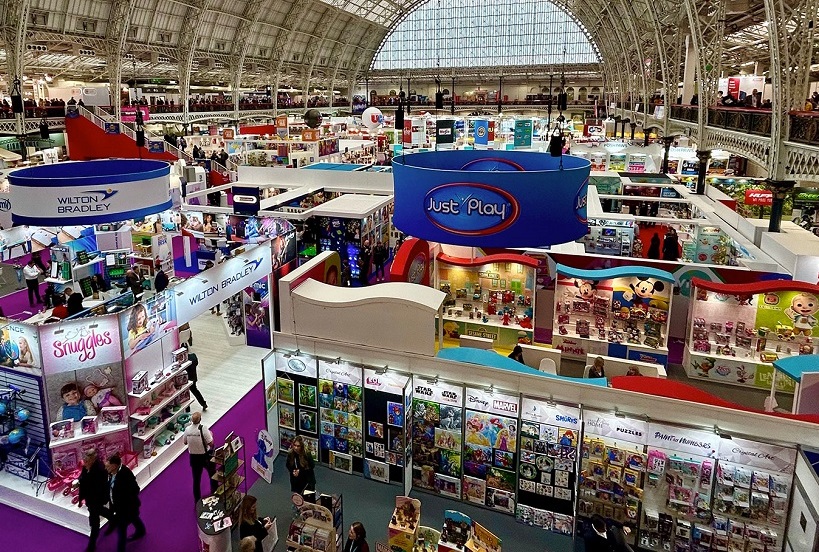 2027年英国伦敦玩具展览会TOYFAIR参展商与海外采购商展台洽谈现场
