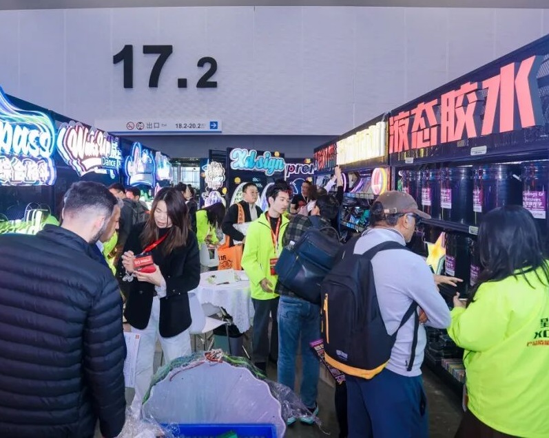 2027年迪培思广州国际广告展DPES SIGN EXPO CHINA参展商与海外采购商展台洽谈现场