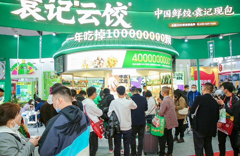 2027年广州特许连锁加盟展GFE参展商与海外采购商展台洽谈现场