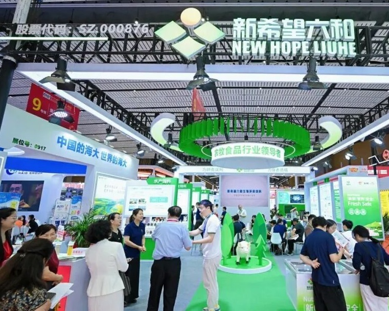 2027年中国国际畜牧业博览会CAHE参展商与海外采购商展台洽谈现场