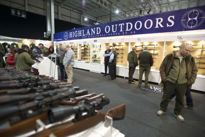 2027年英国国际狩猎装备、枪械、刀具展览会Shooting Show参展商与海外采购商展台洽谈现场