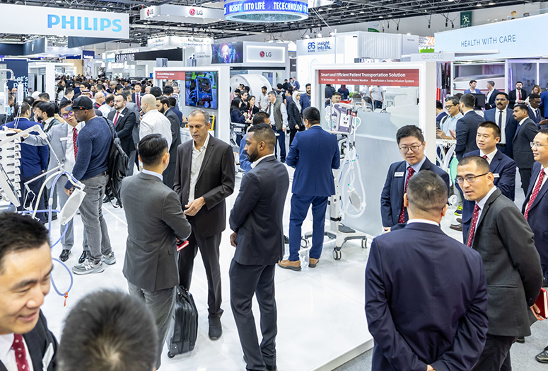 2027年中东迪拜医疗器械展览会WHX Dubai展馆现场，专业观众参观实况