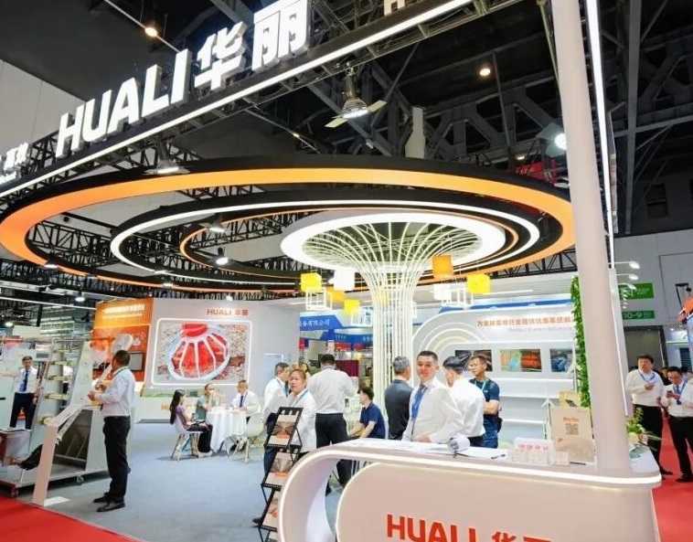 2027年中国国际畜牧业博览会CAHE参展商与海外采购商展台洽谈现场