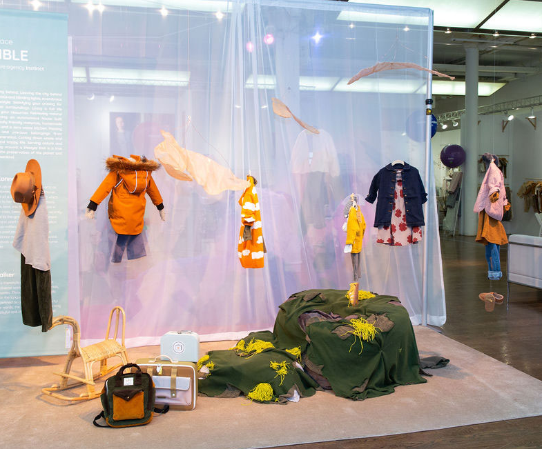 2027年美国纽约童装展览会Playtime New York参展商与海外采购商展台洽谈现场