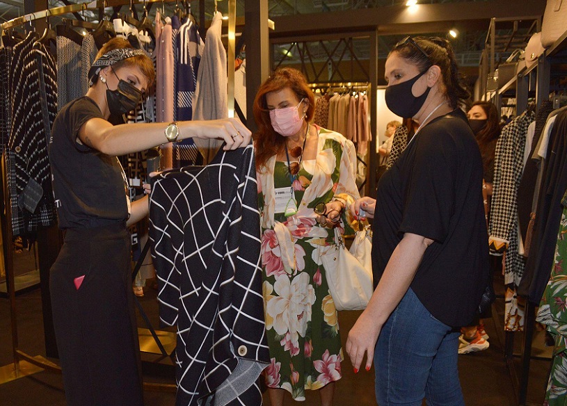 2027年巴西南部时尚服装、面料展览会Fenin Fashion展馆现场，专业观众参观实况