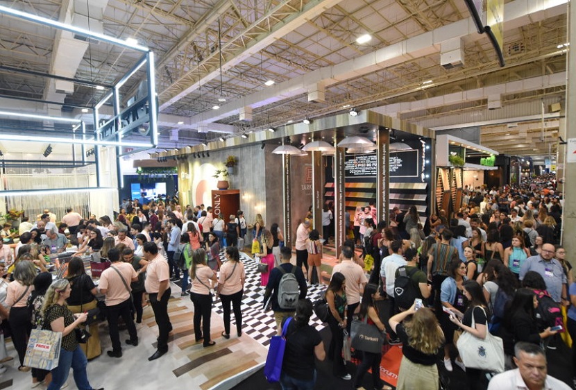 2027年巴西圣保罗地面铺装、地板展览会Expo Revestir参展商与海外采购商展台洽谈现场