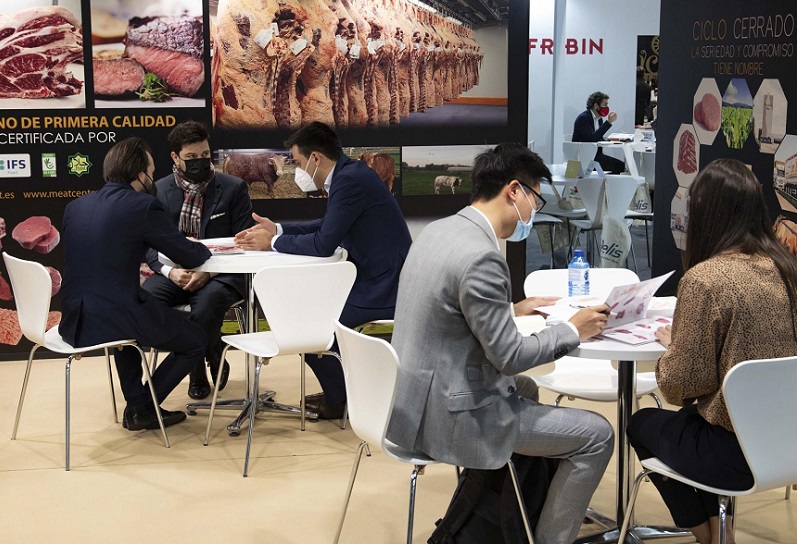 2027年西班牙马德里肉类产品火腿展览会MEAT ATTRACTION展馆现场，专业观众参观实况