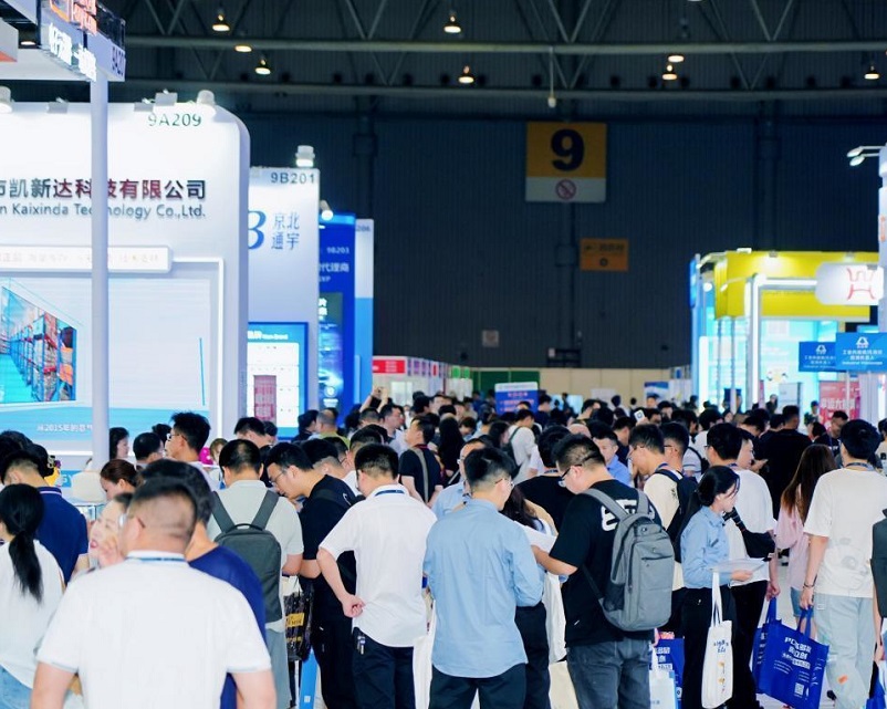 2027年中国成都电子展·西部China Electronics Fair参展商与海外采购商展台洽谈现场