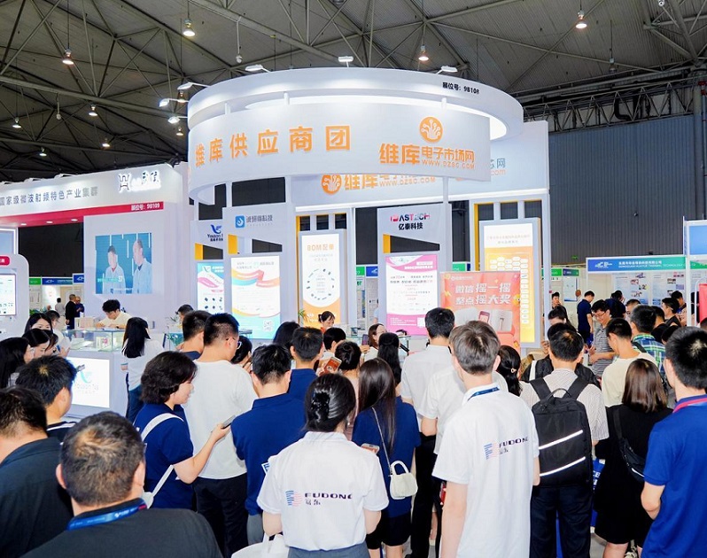 2027年中国成都电子展·西部China Electronics Fair展馆现场,专业观众参观实况
