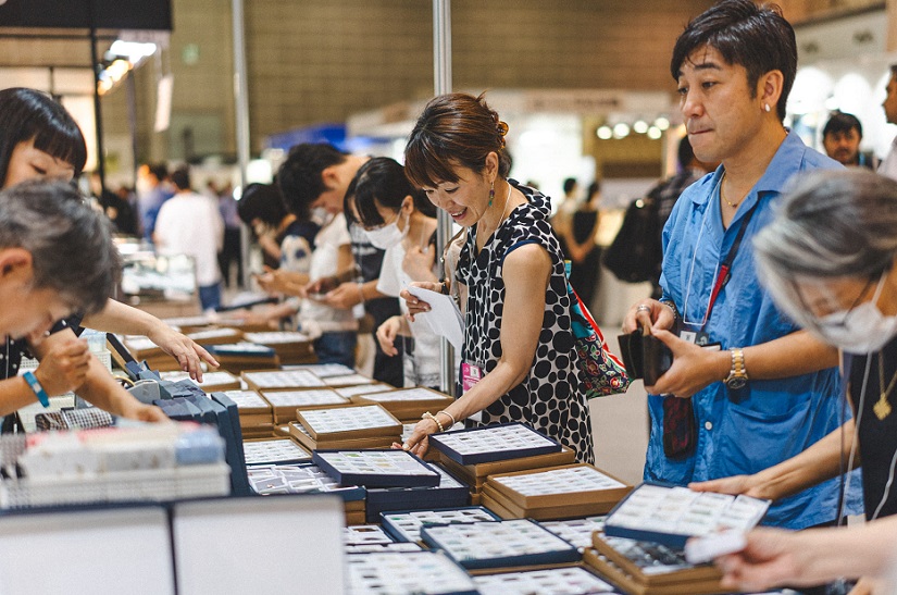 2027年日本东京珠宝首饰钟表展览会IJT展馆现场，专业观众参观实况
