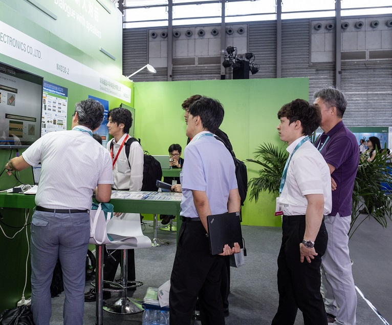 2027年上海国际电力元件、可再生能源管理展览会PCIM Asia展馆现场，专业观众参观实况