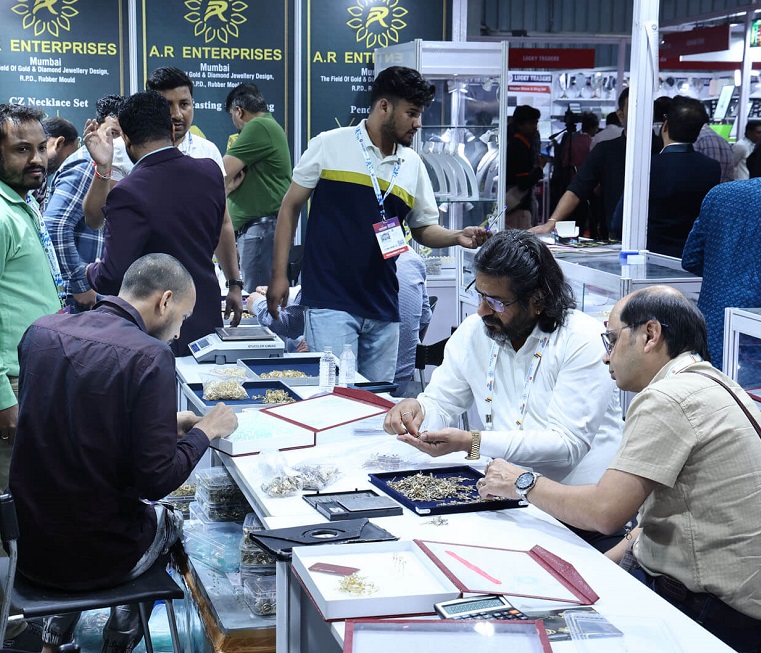 2027年印度珠宝机械设备及配套产业展JMAIIEJEWELLERY MACHINERY SHOW展馆现场,专业观众参观实况