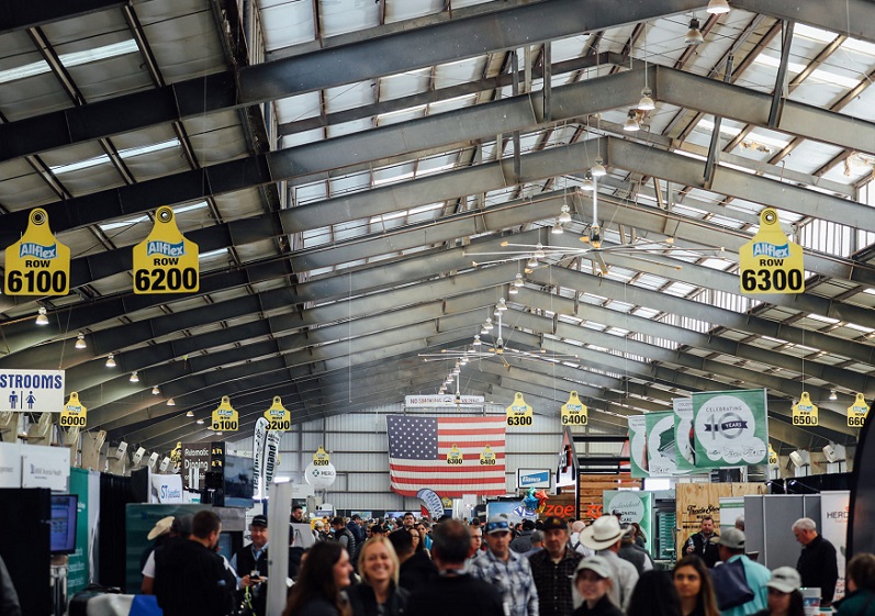 2027年美国加利福尼亚农业机械展览会WORLD AG EXPO展馆现场,专业观众参观实况