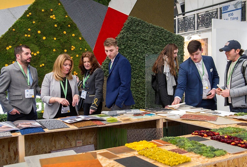 2027年英国伦敦地面材料展览会Surface Design Show参展商与海外采购商展台洽谈现场