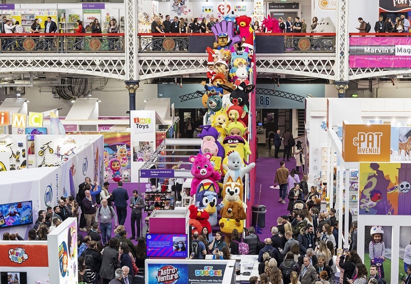 2027年英国伦敦玩具展览会TOYFAIR展馆现场，专业观众参观实况