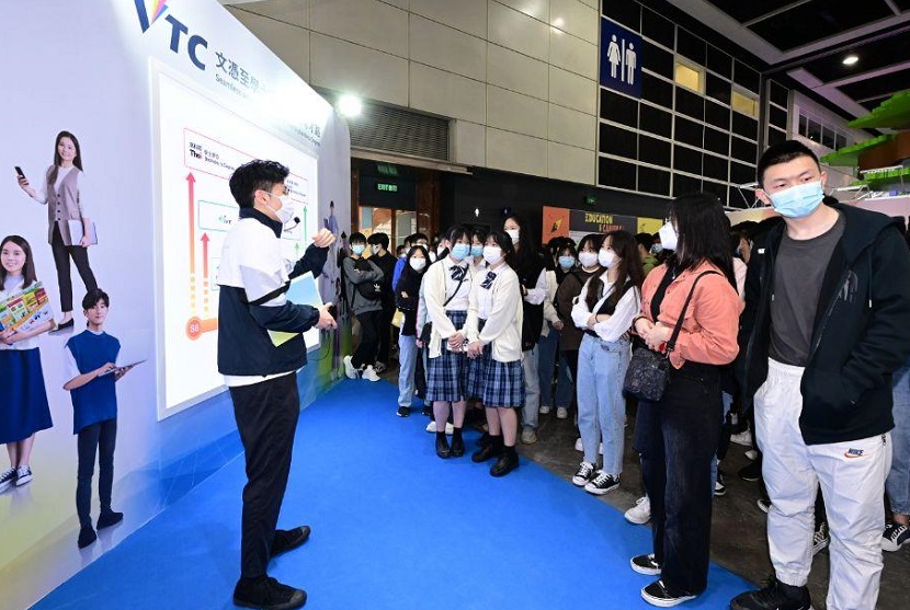 2027年香港教育及职业展览会EDUCATION&CAREERS EXPO参展商与海外采购商展台洽谈现场