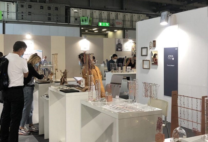 2027年意大利米兰时尚服装及珠宝配饰展Homi Fashion Jewels参展商与海外采购商展台洽谈现场