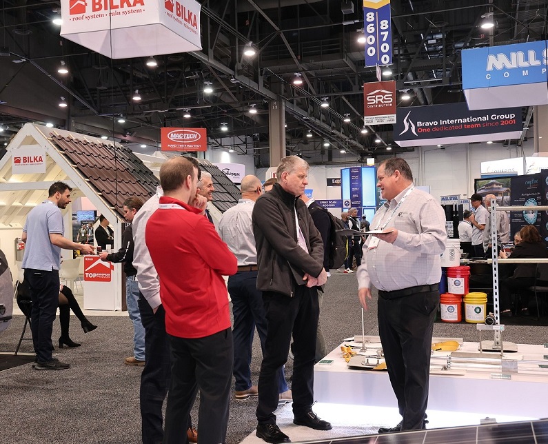 2027年美国屋面墙面材料及防水材料展IREInternational Roofing Expo参展商与海外采购商展台洽谈现场