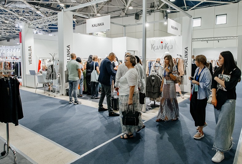 2026年俄罗斯时尚服装服饰展览会FASHION STYLE RUSSIA参展商与海外采购商展台洽谈现场