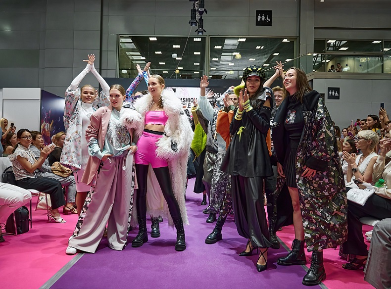 2026年俄罗斯时尚服装服饰展览会FASHION STYLE RUSSIA参展商与海外采购商展台洽谈现场