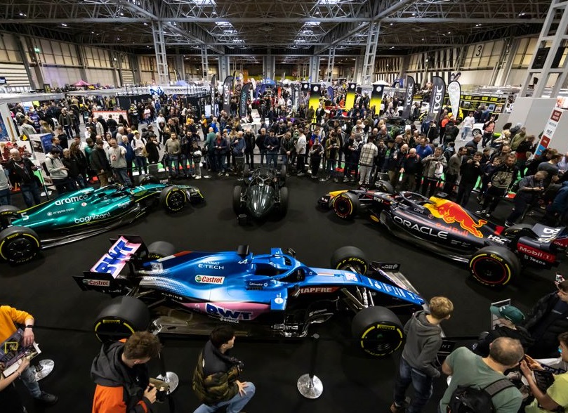 2027年英国国际赛车展Autosport International参展商与海外采购商展台洽谈现场